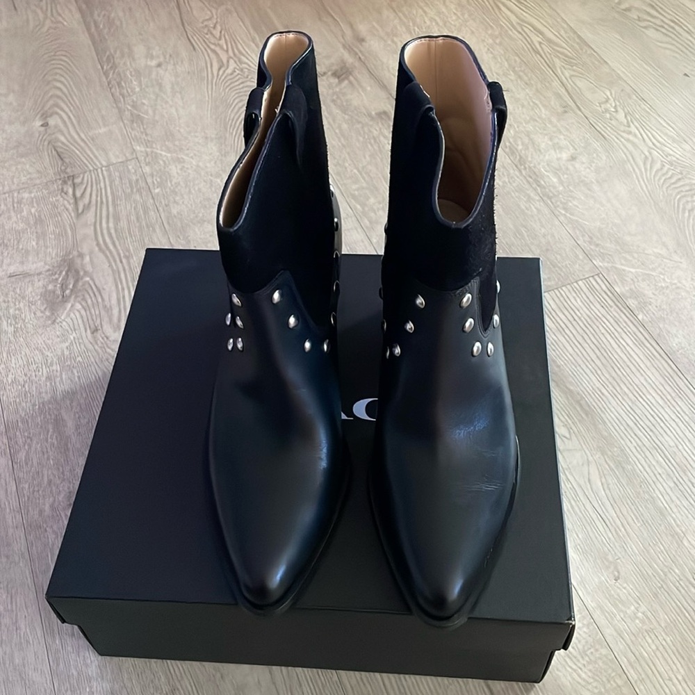 Brand new Coach boot, never wore, beautiful. Leather and suede, 10B